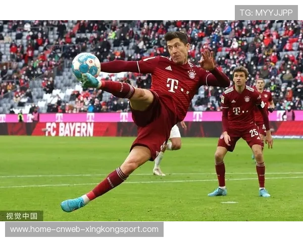 莱万甩头摆渡打开突破口，拜仁前场衔接更自然