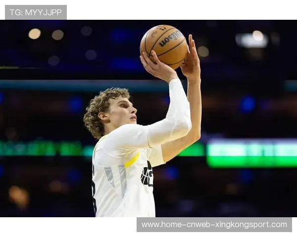 爵士马尔卡宁外线再中三分展现稳定投射